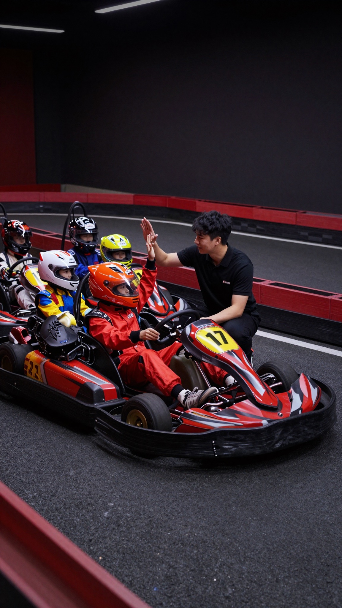 Instrutor do eKarts orientando crianças equipadas antes da corrida